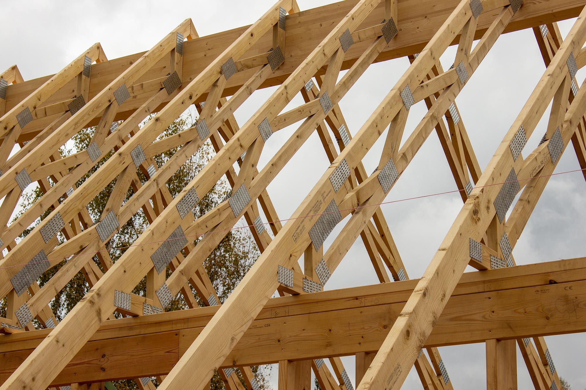 Roof out of timber trusses for private house | Freimans