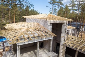 Fermes de toit en bois pour une villa à Baltezers