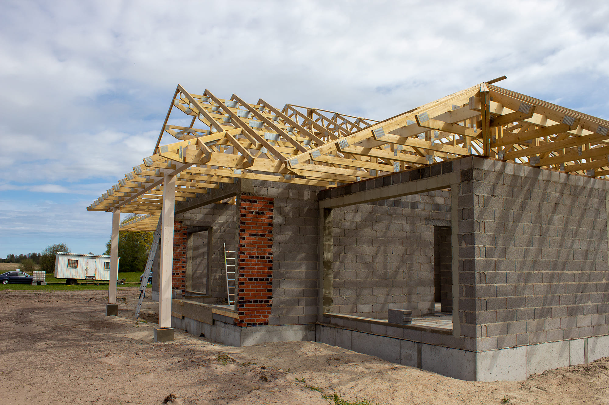 construction de toit à laide de fermes en bois pour une maison privée