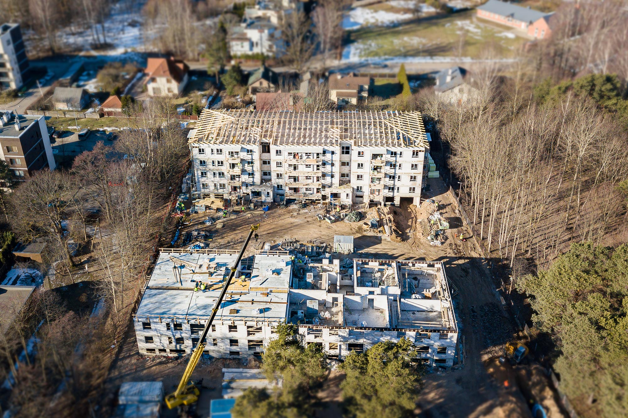 Medinių santvarų stogo konstrukcija – patogus sprendimas daugiabučiams namams